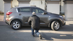 Księża jeździli samochodem z Najświętszym Sakramentem. Procesja z modlitwą o zdrowie w czasie epidemii
