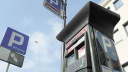 Od środy posiadacze aut hybrydowych nie będą już zwolnieni z opłat za postój w Strefie Płatnego Parkowania. Dostali możliwość zakupu tańszego, przeznaczonego tylko dla nich abonamentu „E” - 80 zł za miesiąc