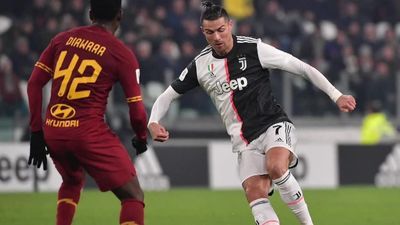 Piłkarze nie grają więc zarobią mniej? To całkiem prawdopodobne