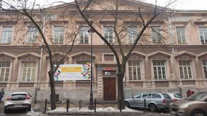 Studenci i pracownicy Instytutu Pedagogiki wyniosą się kamienicy przy ul. Narutowicza. Nieruchomość została wystawiona na sprzedaż, cena wywoławcza 15,9 mln zł. Chęć zakupu wyraził jeden oferent.