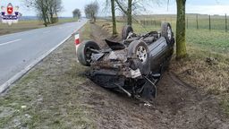 Zniszczone po dachowaniu auto