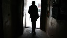 Mieszkaniec Zamościa miał być na kwarantannie. Sąsiadce nakasłał prosto w twarz