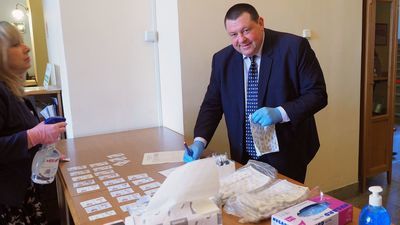 Na ustach maseczki, a na dłoniach rękawiczki ochronne. Rada Miasta Lublin obraduje w nietypowych okolicznościach 