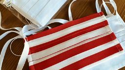 Firma odzieżowa z Białej Podlaskiej szyje teraz maseczki. Od wtorku będą dostępne w sklepie 