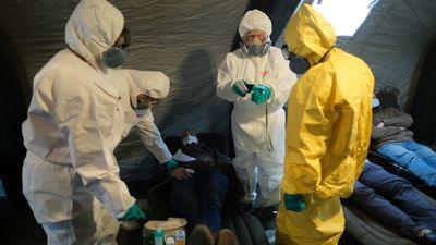 Koronawirus w Polsce. Namioty przed szpitalem w Lublinie, ćwiczyli pomoc grupie zakażonych osób