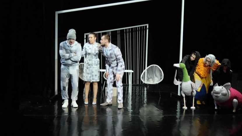 Zdjęcie z pokazu przedpremierowego spektaklu „Słowik i babka Natura” w Teatrze Andersena.