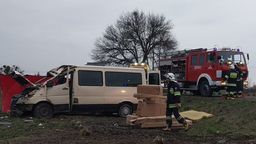 Lubelskie: Bus wypadł z drogi i przekoziołkował w rowie. 18-latek zginął na miejscu, cztery osoby ranne [zdjęcia]
