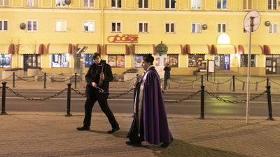 Samotna procesja księdza z relikwiami św. Antoniego ulicami Lublina. Dzisiaj także