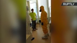 W kombinezonie, z maską na twarzy. Putin w szpitalu dla zakażonych koronawirusem