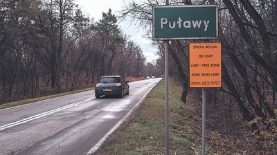 Tablica z napisem "strefa wolna od LGBT” to dzieło lubelskiego aktywisty, Bartosza Staszewskiego. Przy drodze stała raptem kilka minut. Niektórzy uwierzyli, że było to autentyczne oznaczenie wprowadzone przez miejskie władze i dowód dyskryminacji osób homoseksualnych