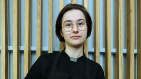 Zaczynała w Old Pubie, podstaw francuskiej kuchni uczyła się w Czarciej Łapie. Twórczo interpretowała regionalną kuchnię w Zielonym Talerzyku. Aktualnie gotuje w Perłowej Pijalni Piwa. I marzy o tym, żeby ludzie na świecie otworzyli oczy na swoją planetę