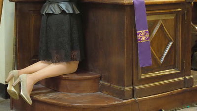 Księża przypominają, że w kościele nie przymusu korzystania z wody święconej i jest możliwość przyjmowania komunii na rękę