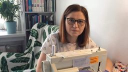 Mieszkanki Radzynia Podlaskiego usiadły do maszyn do szycia i robią maseczki ochronne