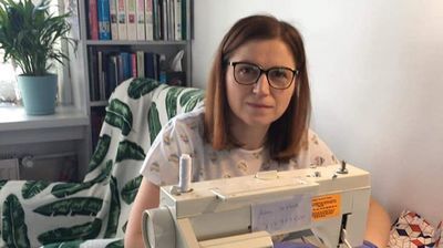 Mieszkanki Radzynia Podlaskiego usiadły do maszyn do szycia i robią maseczki ochronne