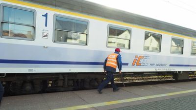 Kolej tłumaczy, że po wprowadzeniu w Polsce stanu zagrożenia epidemicznego radykalnie zmniejszyło się zainteresowanie podróżami