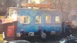 Recepta wyrzucana z okna przychodni leci pod nogi pacjenta. "Znajdą się tacy, którzy kopią w drzwi" [wideo]