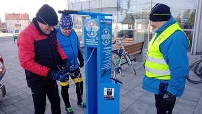 Pierwsza samoobsługowa stacja naprawy rowerów w Chemie stanęła koło parku wodnego