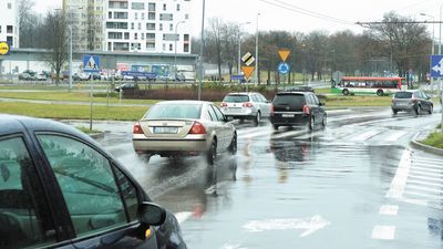 Mężczyzna jechał aleją Andersa, z której miał skręcić w lewo w ul. Lwowską, ale wjeżdżając na rondo Berbeckiego nie włączył lewego kierunkowskazu