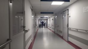 Dębliński szpital na kwarantannie. Pracownicy nie wracają do domów