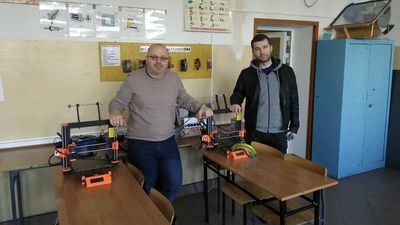 Dyrektor Arkadiusz Stefaniuk przekazał drukarki 3D