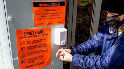 Kolejki przed sklepami, ale klienci czują się bezpieczniej. Tak się robi zakupy po wprowadzeniu zmian