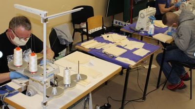 Osadzeni w zakładzie karnym w Białej Podlaskiej szyją maseczki