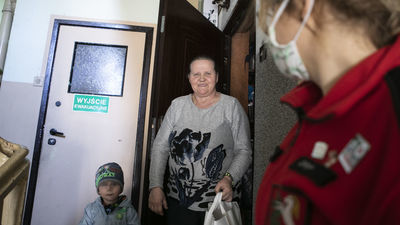 Świąteczne wsparcie w czasie epidemii. Wolontariusze PCK rozwożą paczki do potrzebujących mieszkańców Lublina