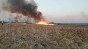 Zdjęcie Rafała Kowalika, radnego ze Szczebrzeszyna. Był na miejscu. Dowoził strażakom wodę do picia, którą podarował właściciel Delikatesów Szczebrzeszyn