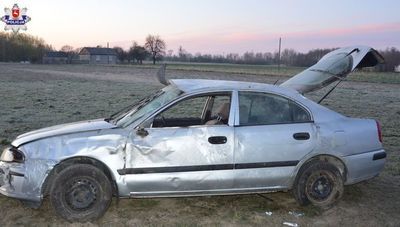 Nietrzeźwy kierowca dachował. Wiózł dwie nastolatki 