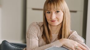 Gdy spędzamy czas w domach, potrzebujemy mniej energii, a często jemy tyle samo, albo nawet więcej, ponieważ dla wielu osób ta sytuacja jest po prostu trudna psychicznie, a ludzie mają tendencję do wynagradzania sobie słodyczami takich stresujących doświadczeń - mówi Dorota Hucał 