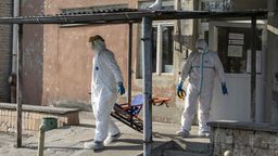 "Oficjalne statystyki nie odzwierciedlają rzeczywistości". Ile osób w Polsce zmarło z powodu koronawirusa?