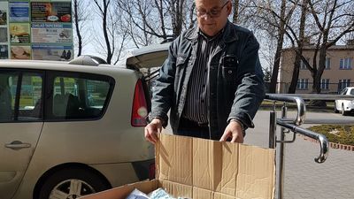 Sołtys Gołębia, Sławomir Jedliczko, odbiera zakupione przez UG maseczki dla swojego sołectwa