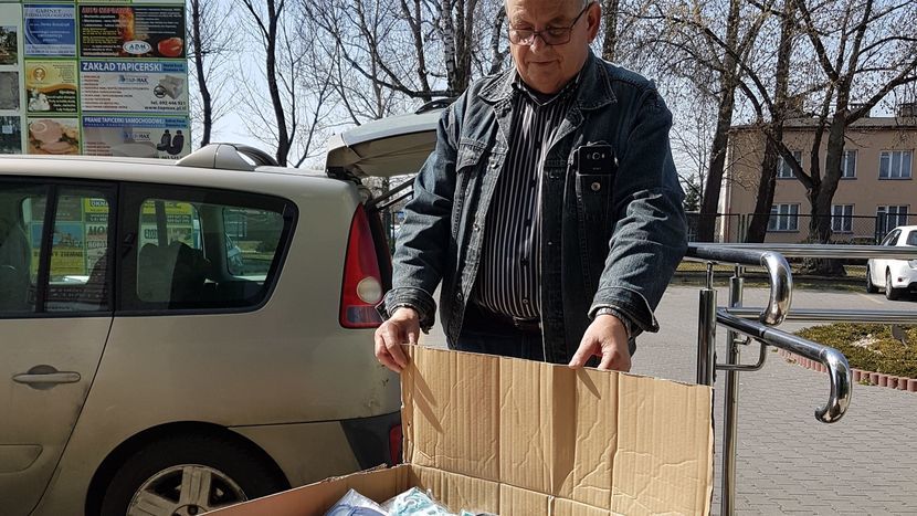 Sołtys Gołębia, Sławomir Jedliczko, odbiera zakupione przez UG maseczki dla swojego sołectwa