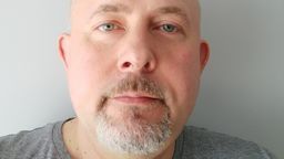 Jak znaleźć w sobie energię do zdalnej pracy? -  Ważne są różnego rodzaju rytuały. Przykładowo: wstajemy rano, bierzemy prysznic, pijemy kawę, ubieramy się i wtedy zaczynamy pracę. Jeśli robimy to w piżamie, bez rytuałów, pewne rzeczy przestają być wyodrębnione, więc zaczyna nam się zlewać nasze życie zawodowe, życie zawodowe innych członków rodziny, życie prywatne, a to niczemu dobremu nie służy – podkreśla dr Piotr Kwiatkowski.