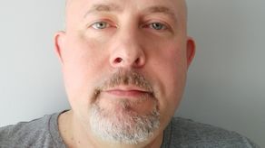 Jak znaleźć w sobie energię do zdalnej pracy? -  Ważne są różnego rodzaju rytuały. Przykładowo: wstajemy rano, bierzemy prysznic, pijemy kawę, ubieramy się i wtedy zaczynamy pracę. Jeśli robimy to w piżamie, bez rytuałów, pewne rzeczy przestają być wyodrębnione, więc zaczyna nam się zlewać nasze życie zawodowe, życie zawodowe innych członków rodziny, życie prywatne, a to niczemu dobremu nie służy – podkreśla dr Piotr Kwiatkowski.