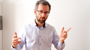 Dr hab. Lech Giemza od 2002 roku prowadzi ćwiczenia z literatury współczesnej w Instytucie Filologii Polskiej KUL. Organizator i pomysłodawca „Książki z plecaka”