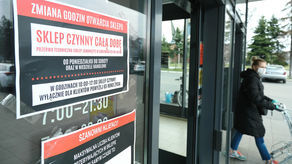 Z powodu nowych obostrzeń nie da się uniknąć kolejek, dlatego niektóre sieci wprowadzają sklepy całodobowe. Na zdjęciu Lidl przy ul. Koncertowej w Lublinie