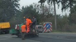 Drogowcy uzupełniają ubytki w nawierzchni w Siennicy Nadolnej