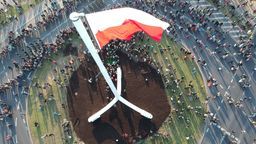 – Niech Maszt Niepodległości będzie symbolem radosnego jubileuszu stulecia zwycięstwa po 123 latach niewoli, ale i dziękczynienia za wolność. Niech przypomina, że niezłomny naród polski nigdy nie zrezygnował z wolności, że nie można i nie uda się pozbawić wolności dużego europejskiego narodu, jakim jesteśmy i pozostaniemy – powiedziała posłanka Elżbieta Kruk, przewodnicząca komitetu honorowego budowy Masztu Niepodległości.