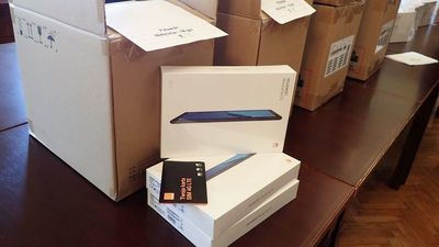 Tablety z trzymiesięcznymi pakietami internetowymi w pierwszej kolejności otrzymają uczniowie ostatnich klas. Po epidemii sprzęt wróci do szkół