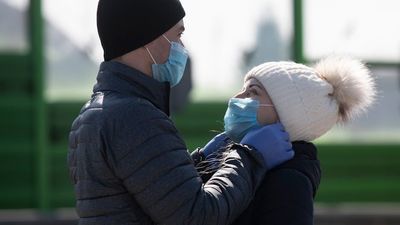 Czy trzeba będzie chodzić w maseczkach na zewnątrz? Ministerstwo Zdrowia wyjaśnia