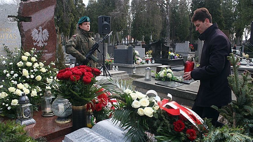 9. rocznica katastrofy smoleńskiej. Złożenie kwiatów na grobie Edwarda Wojtasa