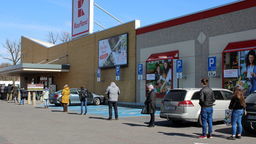 Kolejka przed Kauflandem przy ul. Lubelskiej w Puławach 