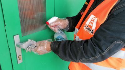 Chełm: Walcząc z koronawirusem spółdzielnia odkaża klamki i domofony. Dwa razy dziennie