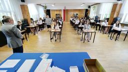 Zgodnie z harmonogramem egzamin ósmoklasisty powinien rozpocząć się 21 kwietnia, a tuż po nim, 4 maja, miały ruszyć matury