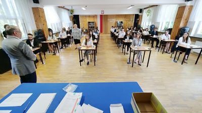 Zgodnie z harmonogramem egzamin ósmoklasisty powinien rozpocząć się 21 kwietnia, a tuż po nim, 4 maja, miały ruszyć matury