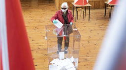 Poszli zagłosować w maskach i rękawiczkach. W Markuszowie wybierają nową radną [zdjęcia]