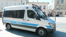 25 marca. Lublin ul. Królewska. Radiowóz odtwarza komunikat dotyczący ograniczeń w czasie epidemii