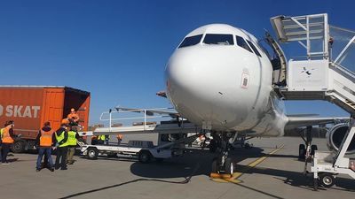 Na lotnisku Lublin wylądował transport maseczek z Chin [wideo, zdjęcia]