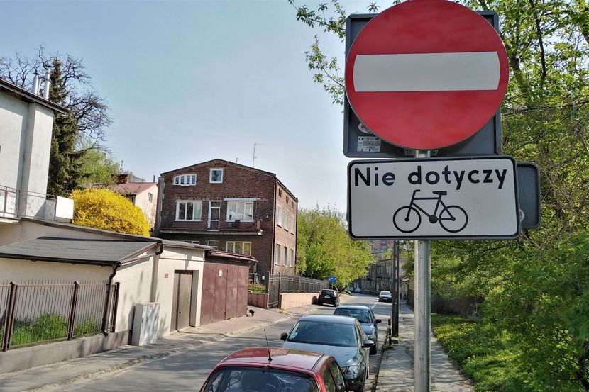 Pomiędzy ul. Szerwentke a Górną samochody mogą jechać wyłącznie w dół, natomiast rowerzyści w obu kierunkach